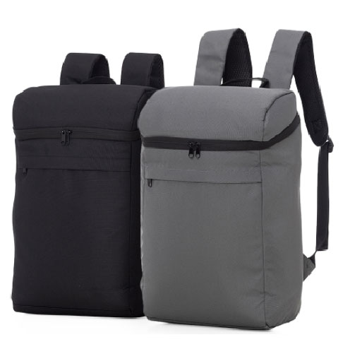 Mochila térmica confeccionada em poliester, formato 50cm x 23cm x15cm, capacidade 7 litros