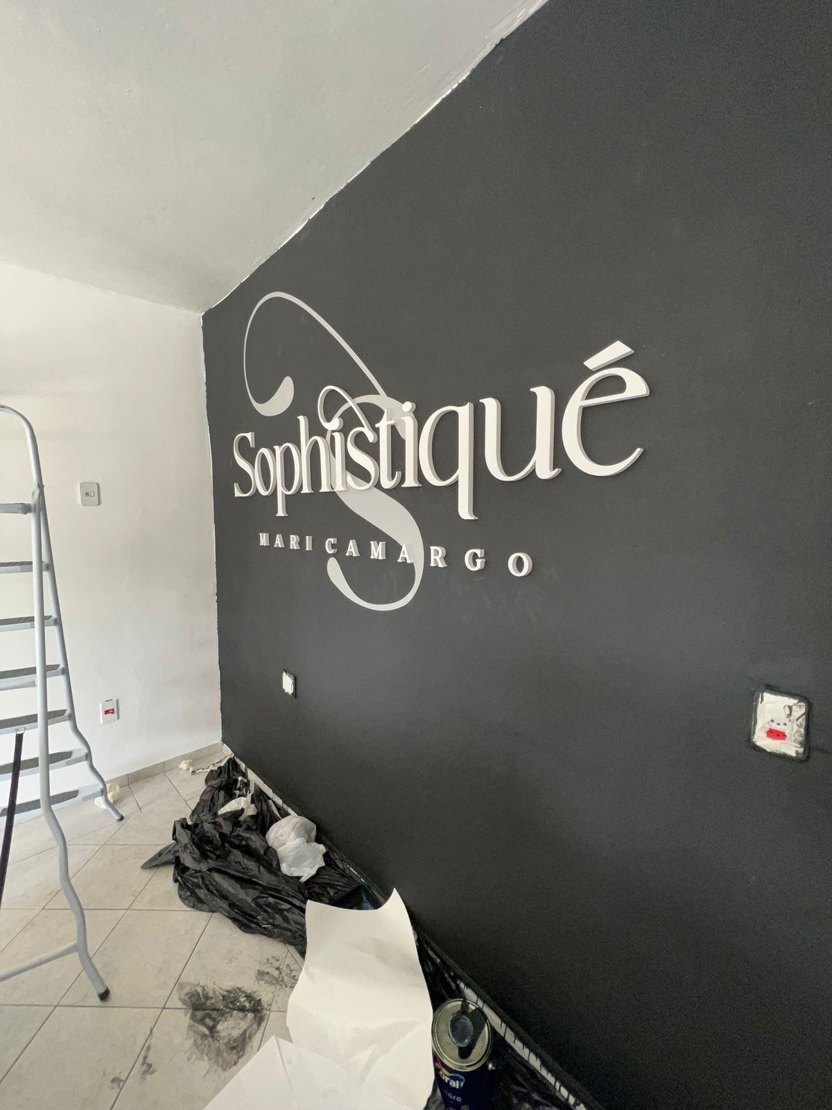 Letreiro em PVC Sophistique: Elegância com 20mm