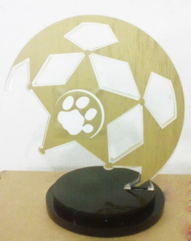 Troféu para campeonato de futebol na Bela Vista